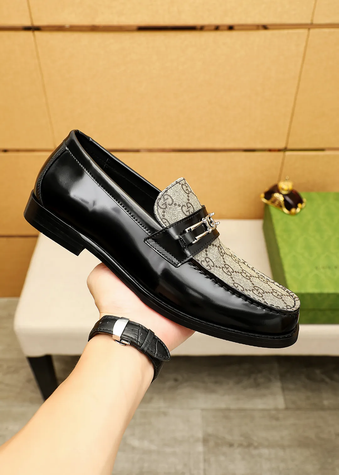 Men's shoes 💰480 💐 Product trademark: GUCCI "Gucci" casual leather shoes Regular size: 38-44 (45.46🉑️customized) Product materials: Selected imported first-layer calfskin embossed upper + luxury hardware buckle, imported water-dyed cowhide leather lining. Strong three-dimensional visual effect, original outsole color: 2 colors available